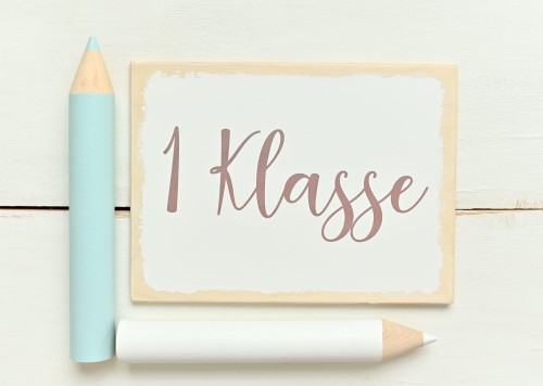 tabliczka z napisem 1 klasse