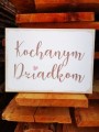 tabliczka z napisem Kochanym Dziadkom