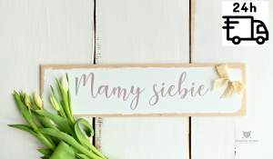 Tabliczka z kokardką i napisem Mamy siebie