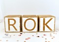 kostki z napisem ROK - rekwizyt do sejsji