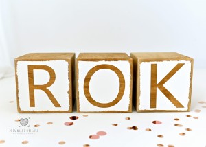 kostki  z napisem  ROK  - rekwizyt  do sesji