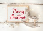 Tabliczka z czerwonym napisem Merry Christmas